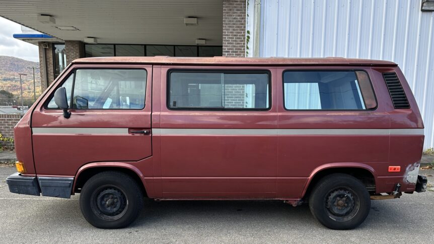 Driver side wide angle photo of Volkswagen Type 2