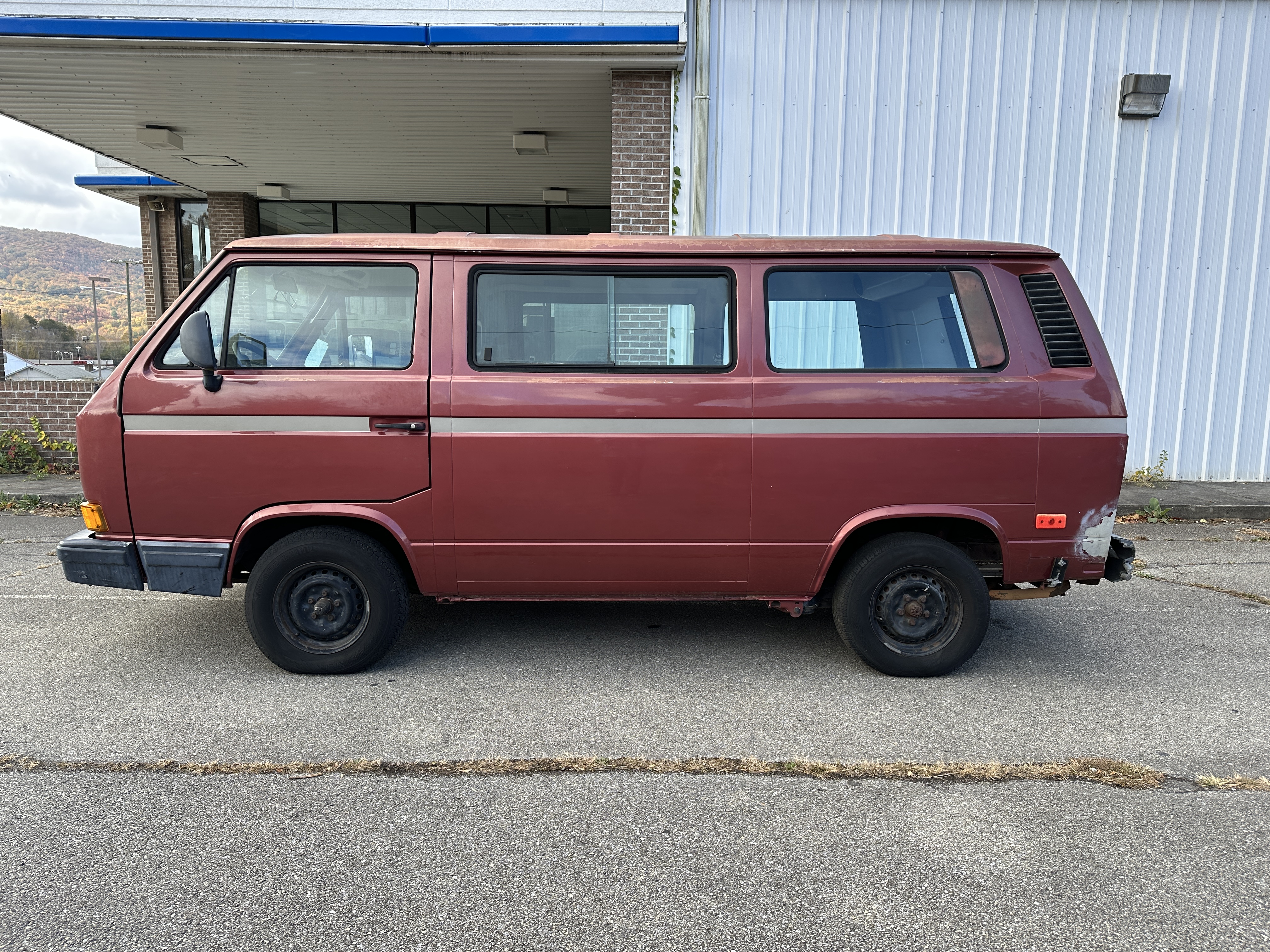 Driver side wide angle photo of Volkswagen Type 2