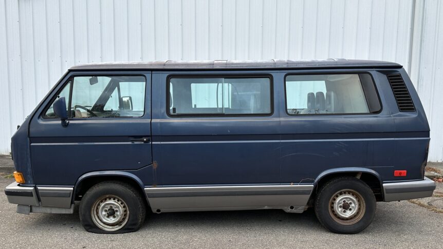 Driver side wide angle photo of Volkswagen Type 2