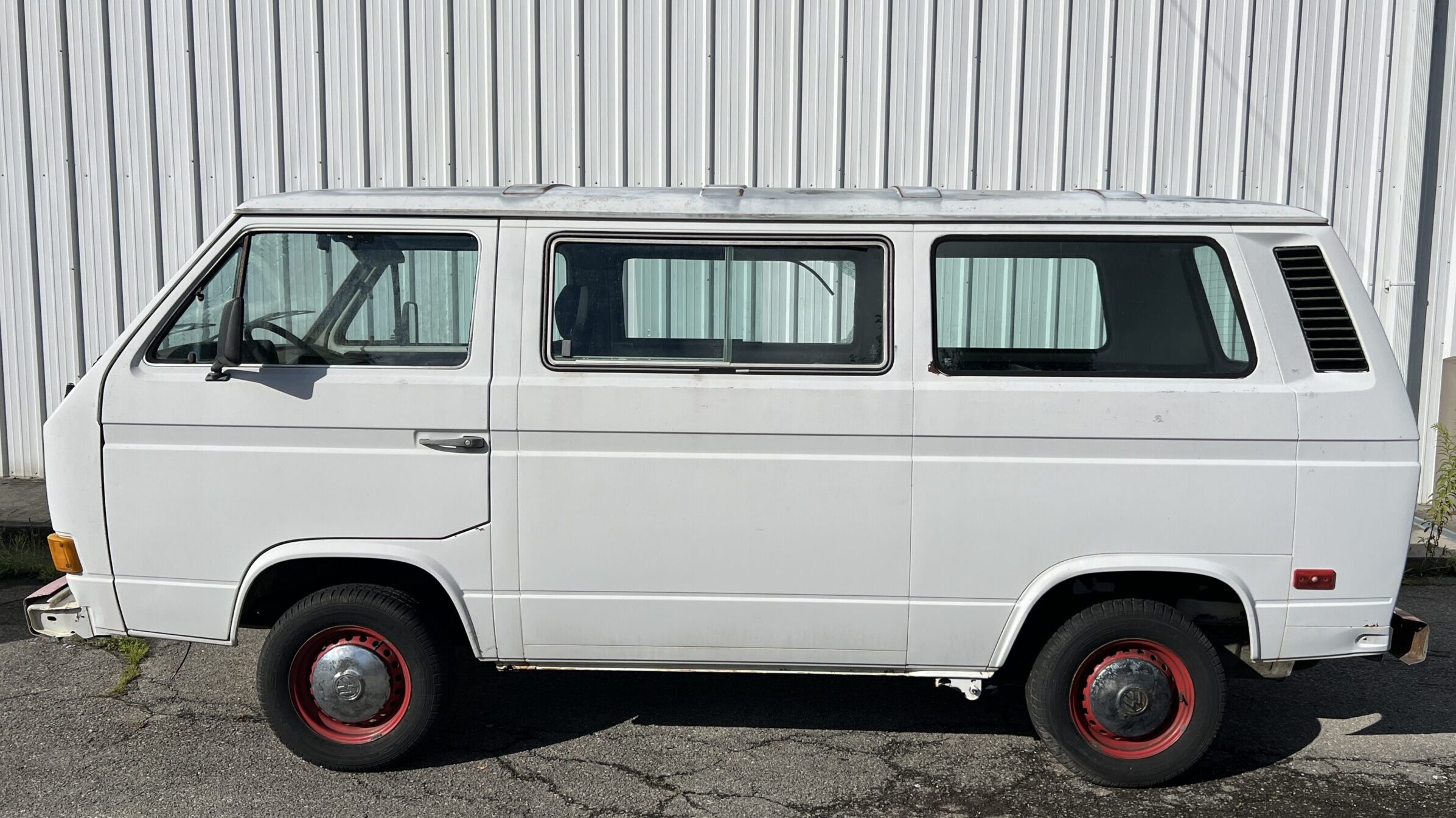 Driver side wide angle photo of Volkswagen Type 2