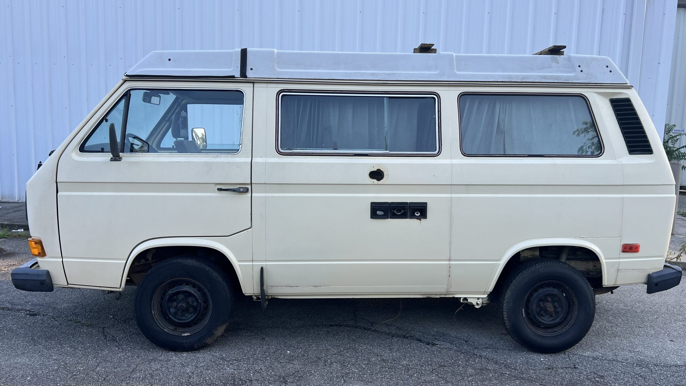 Driver side wide angle photo of Volkwagen Type 2