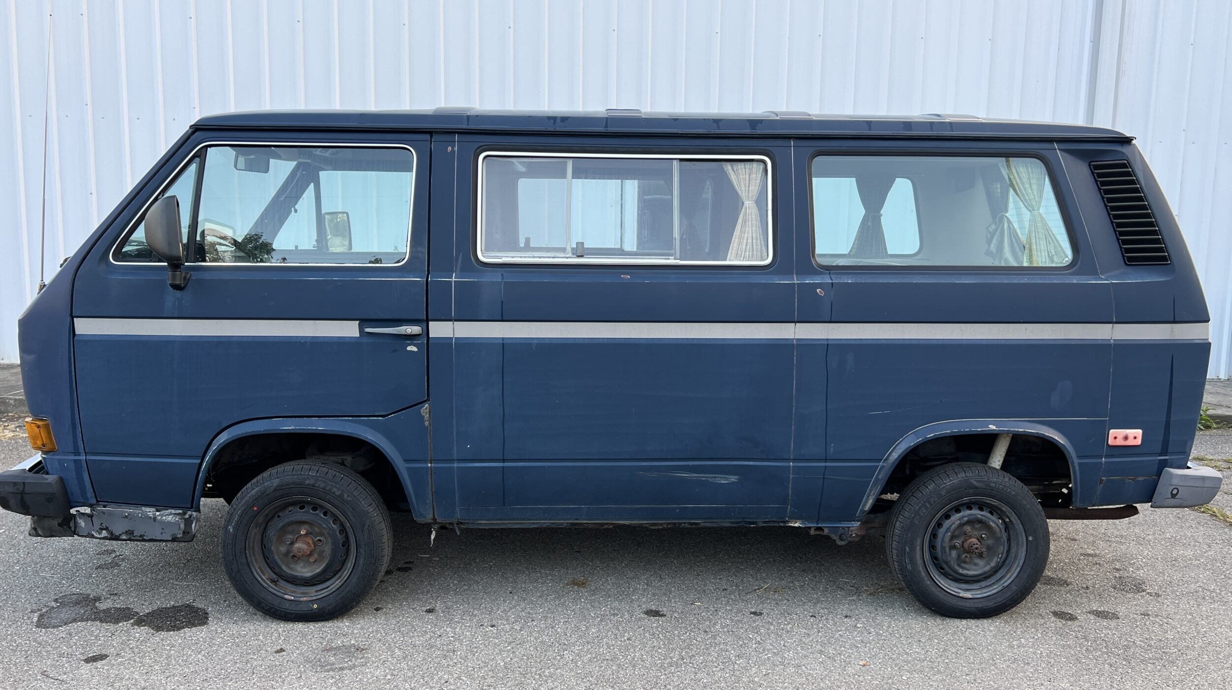 Driver side Wide angle photo of Volkswagen Type 2